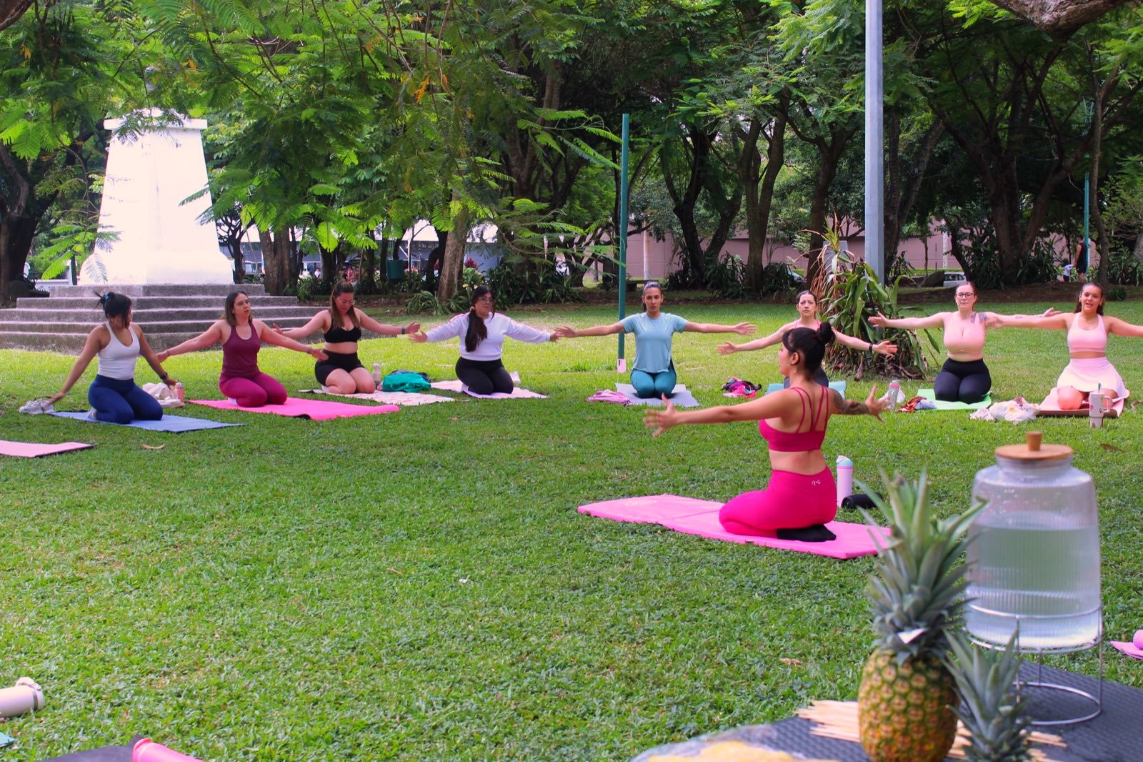 Las chicas de FlexLab siguiendo la clase en el parque