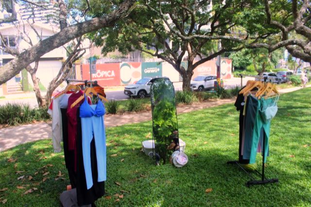 Ropa exhibida entre los árboles junto al espacio del club